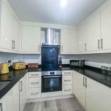 2 Bedroom City Centre Apartment In High Wycombe With Parking المظهر الخارجي الصورة